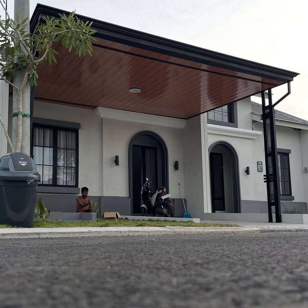 Kanopi Frame Hitam Eksklusif dengan Plafon Motif Kayu