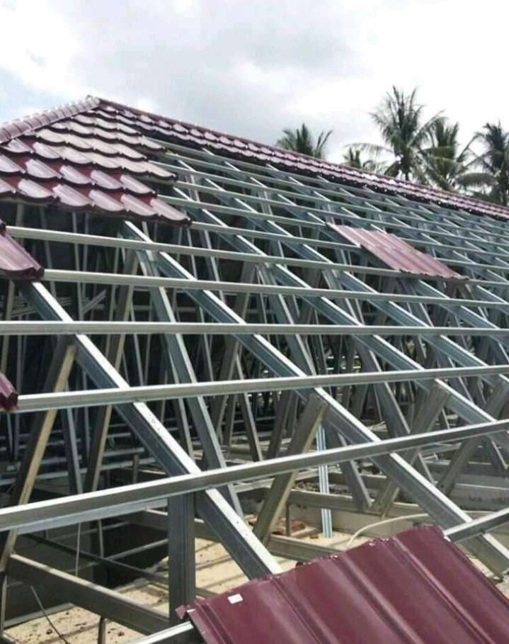 Rangka Atap Baja Ringan Kokoh dengan Genteng Metal