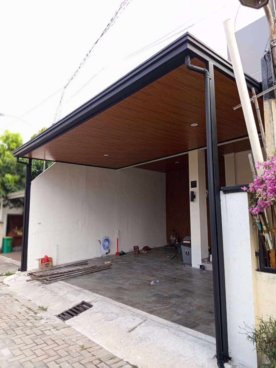 Kanopi Carport Mewah dengan Plafon PVC Motif Kayu