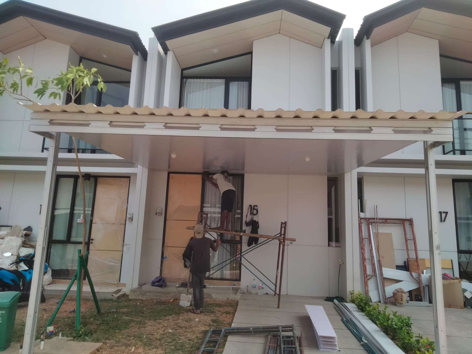 Pemasangan Plafon PVC Putih Minimalis pada Kanopi Carport