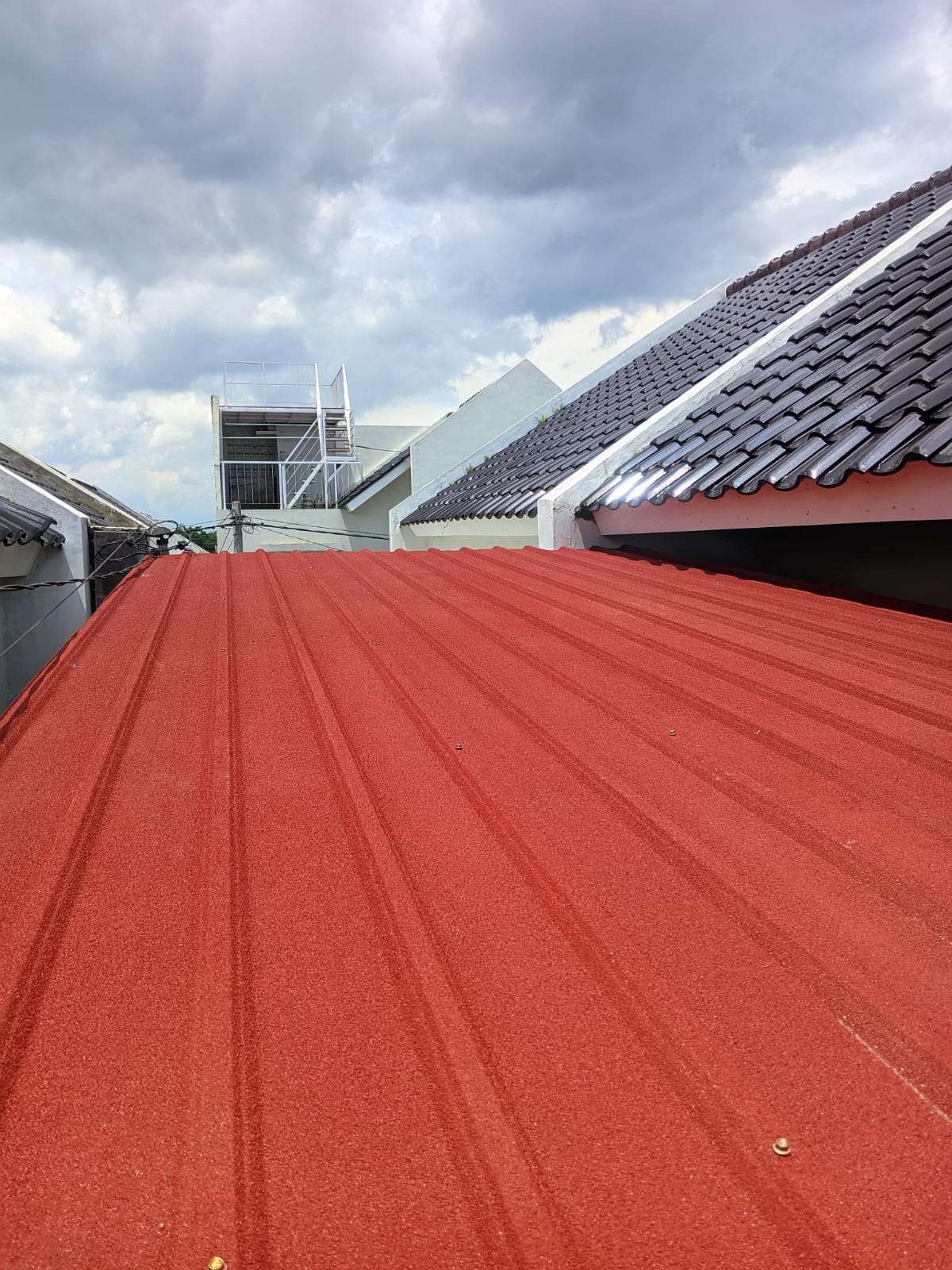 Hasil Akhir Pemasangan Atap Spandek Pasir Maroon