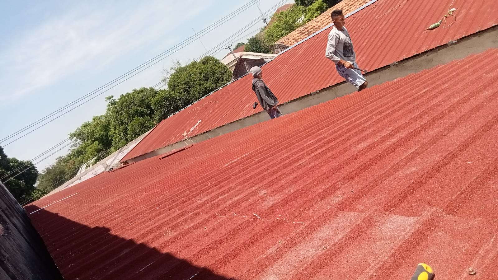 Proses Pemasangan Atap Spandek Pasir Merah Maroon