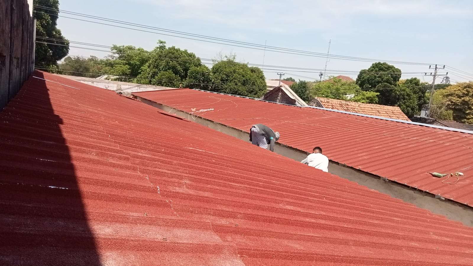 Detail Finishing Atap Spandek Pasir yang Rapi dan Presisi