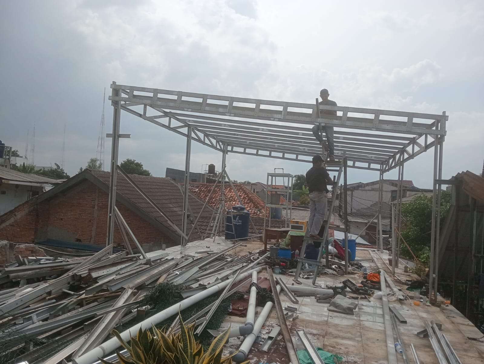 Perakitan Struktur Rangka Atap Baja Ringan Lantai Atas