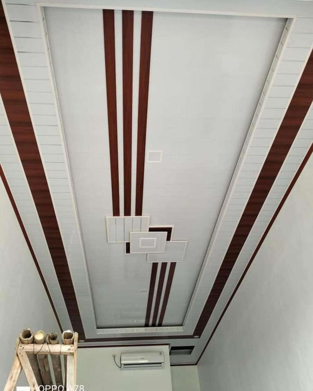 Plafon pvc terpasang kombinasi coklat dan putih 