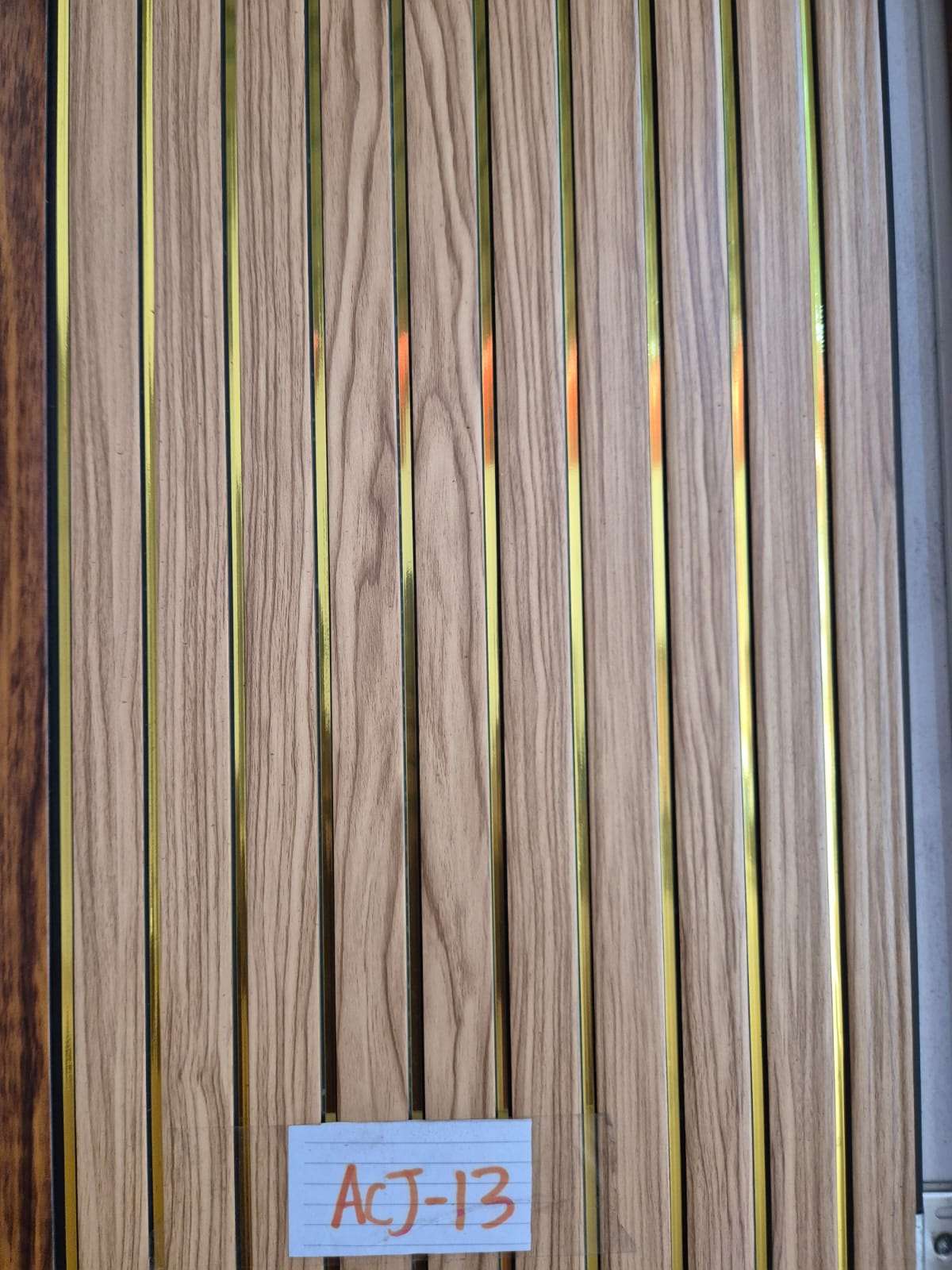 WPC Wall Panel Motif Kayu Terang Garis Emas (ACJ-13)