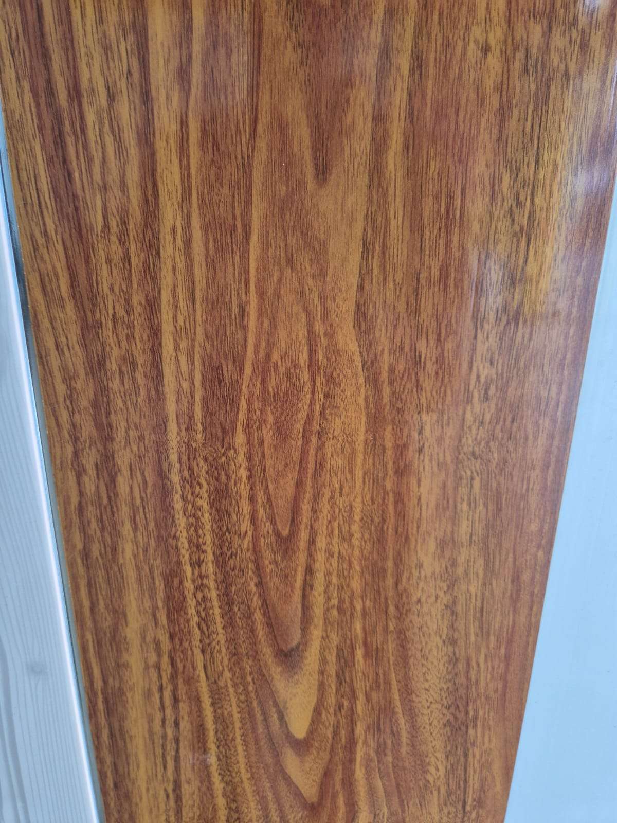 Plafon PVC Motif Kayu Coklat Kemerahan Mengkilap