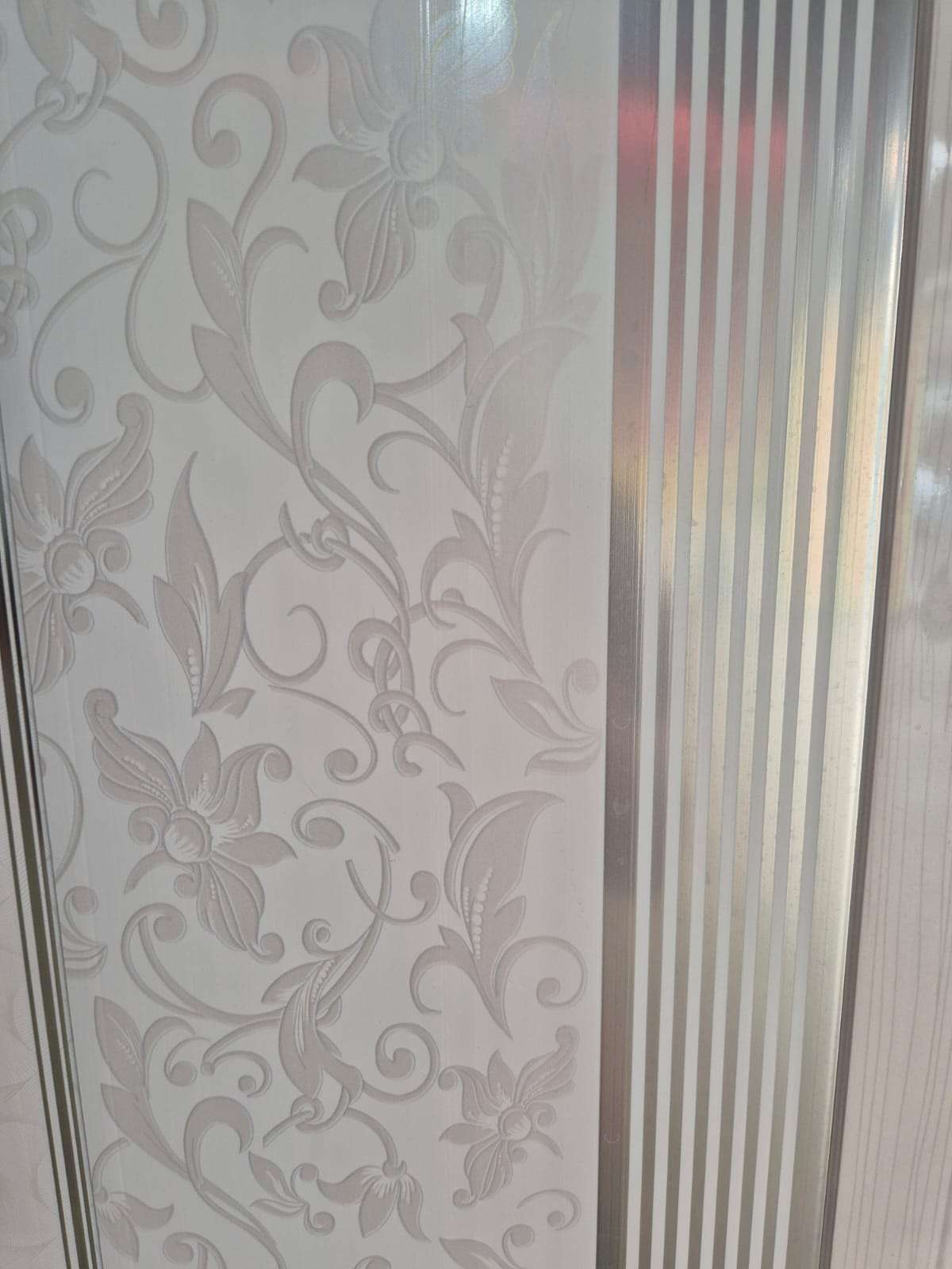 Plafon PVC Motif Bunga Elegan dengan Garis Silver