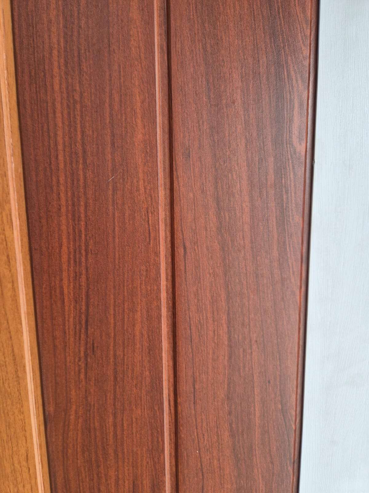 Plafon PVC Motif Serat Kayu Coklat Tua