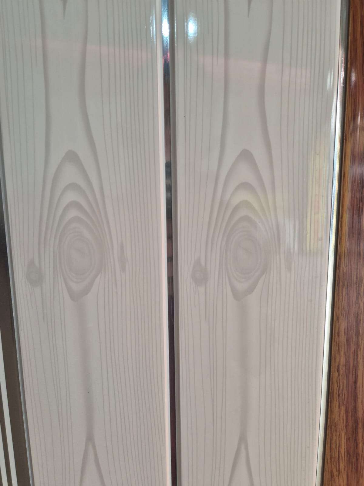 Plafon PVC Motif Kayu Terang dengan Pola Mata Kayu