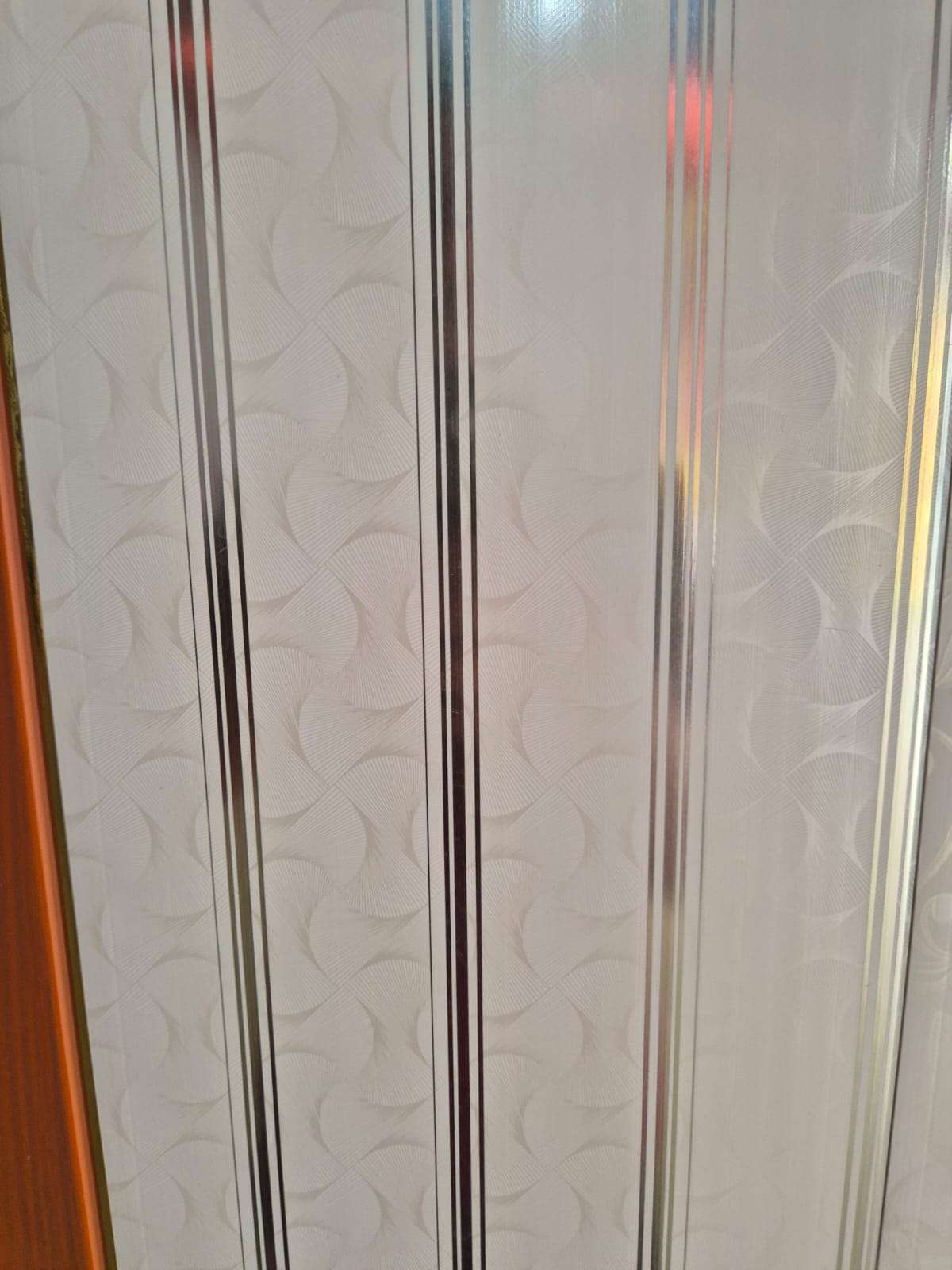 Plafon PVC Motif Geometris Abstrak Putih dengan Garis Silver
