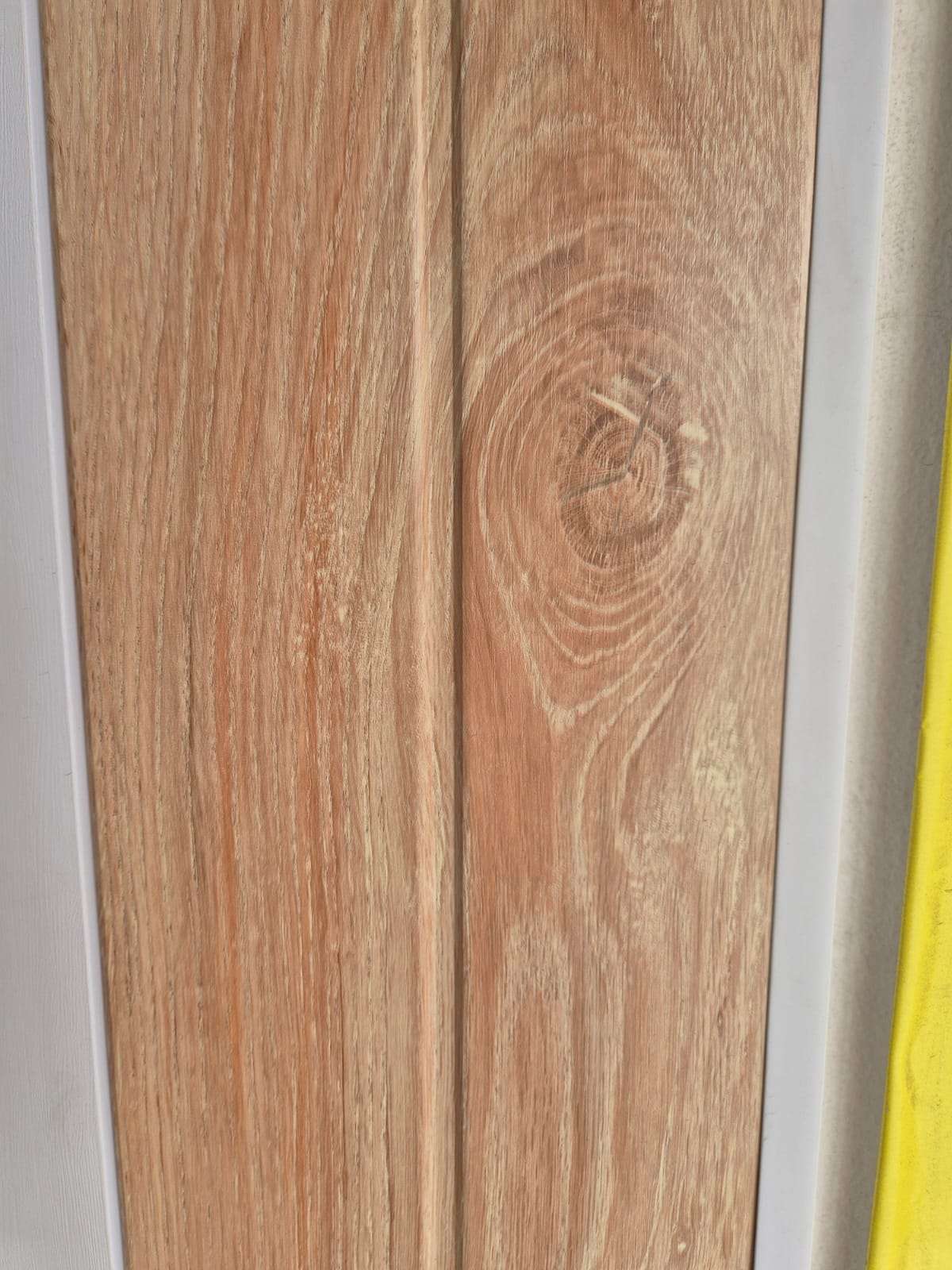 Plafon PVC Motif Kayu Natural Terang dengan Mata Kayu