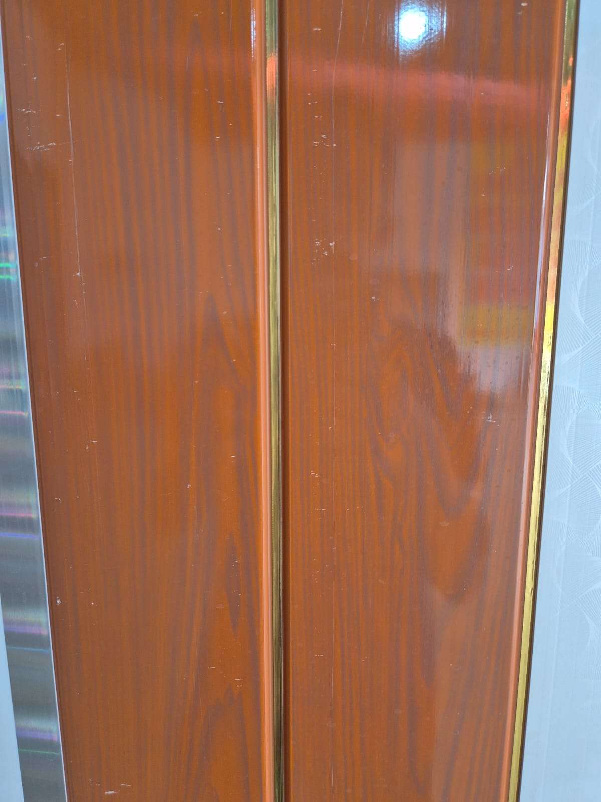 Plafon PVC Motif Kayu Coklat Kemerahan Garis Emas