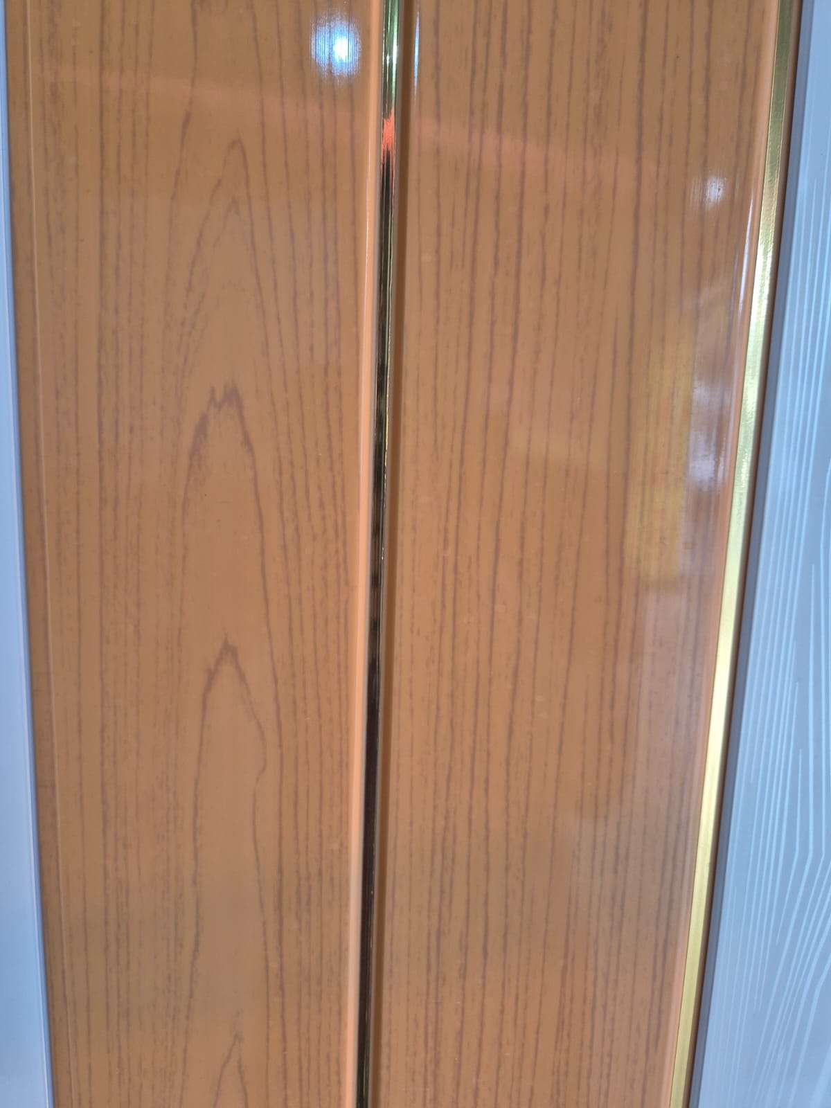 Plafon PVC Motif Kayu Coklat Terang Garis Emas