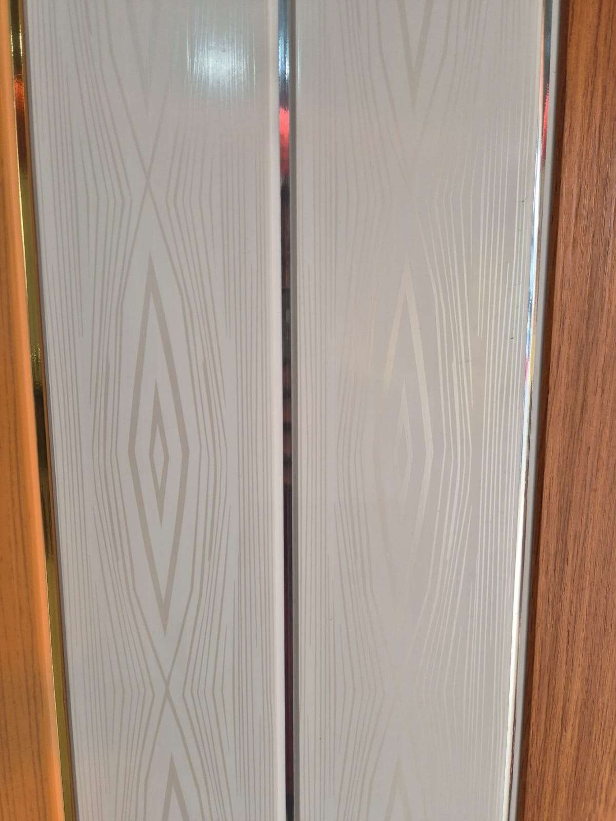 Plafon PVC Motif Geometris Belah Ketupat Putih Garis Silver