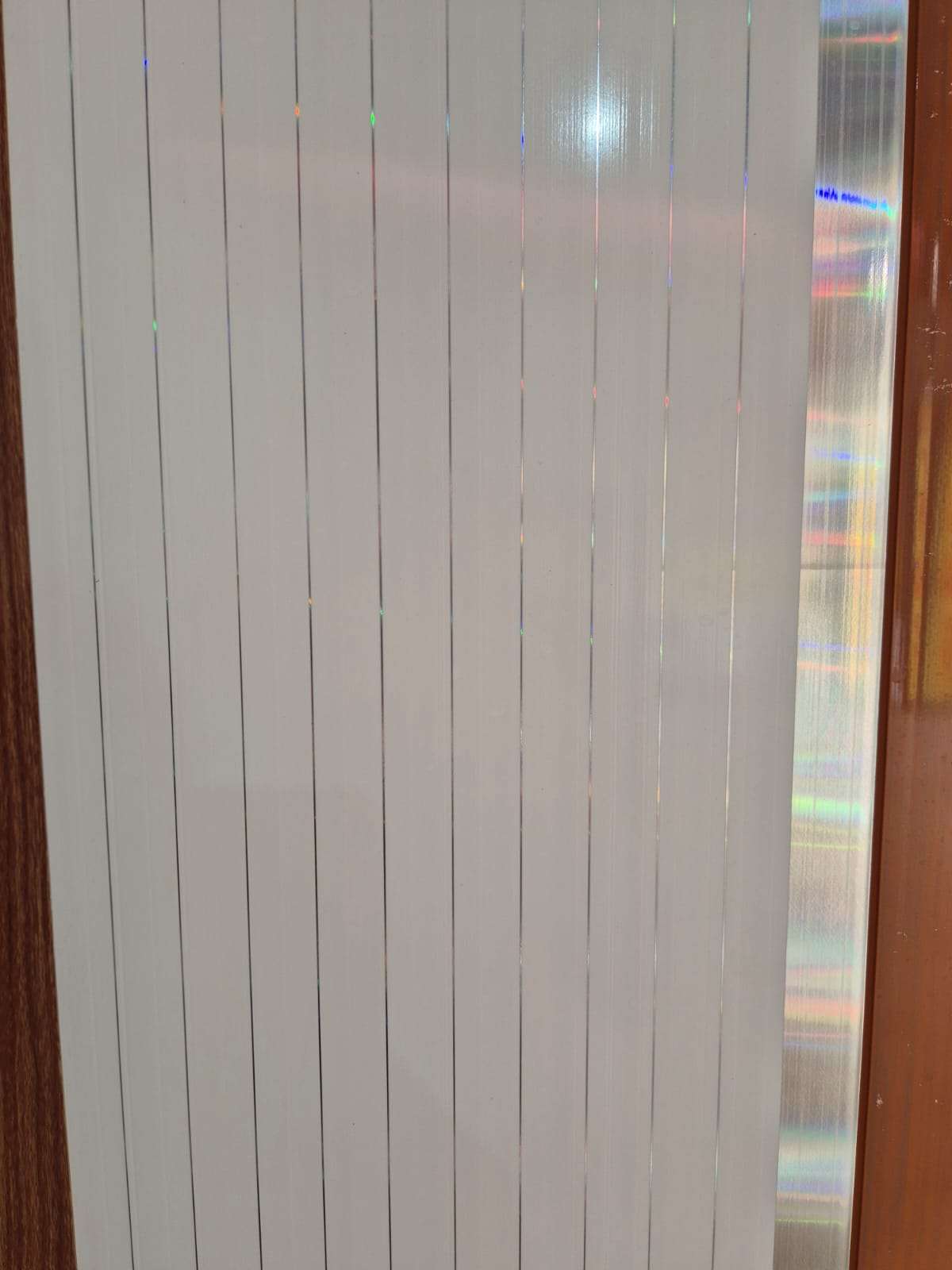 Plafon PVC Putih Garis Halus dengan Lis Hologram/Silver