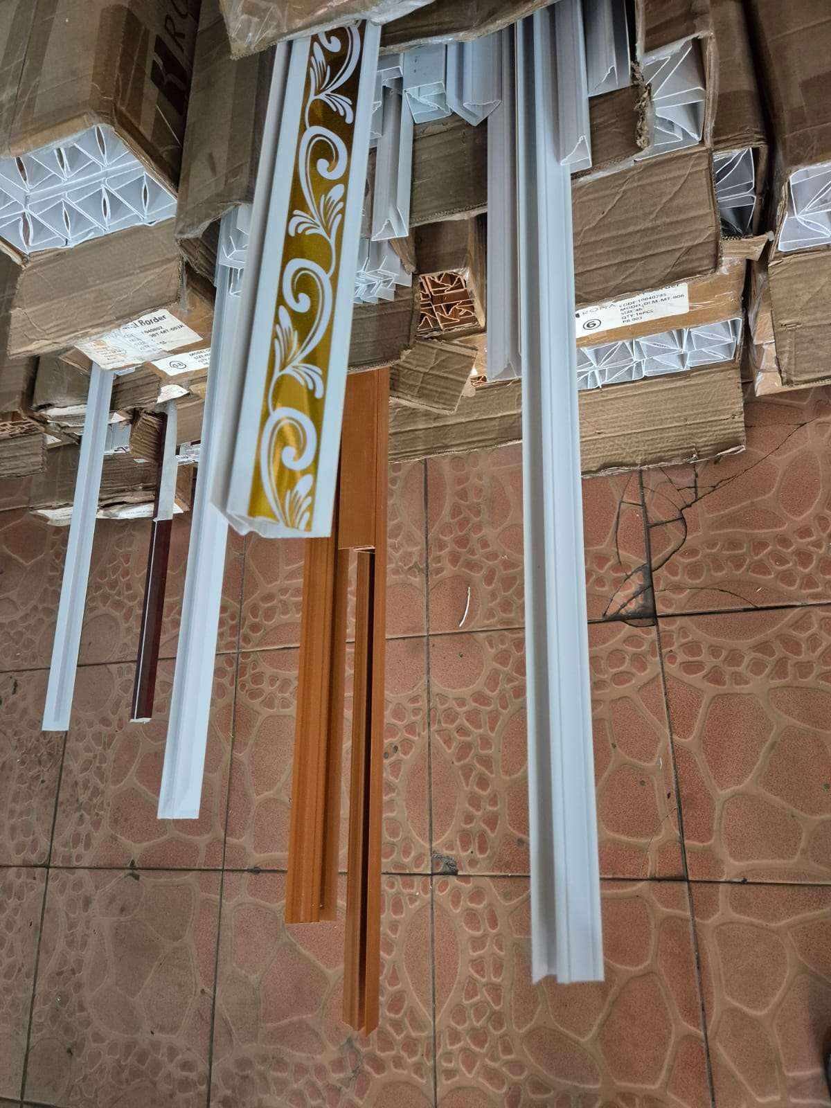 Aneka Lis Plafon PVC (Putih Polos, Coklat, dan Motif)