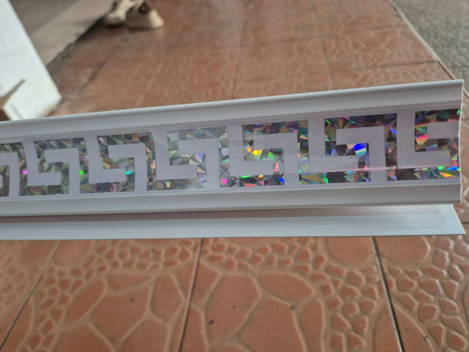 Lis Plafon PVC Putih Motif Geometris Labirin Hologram