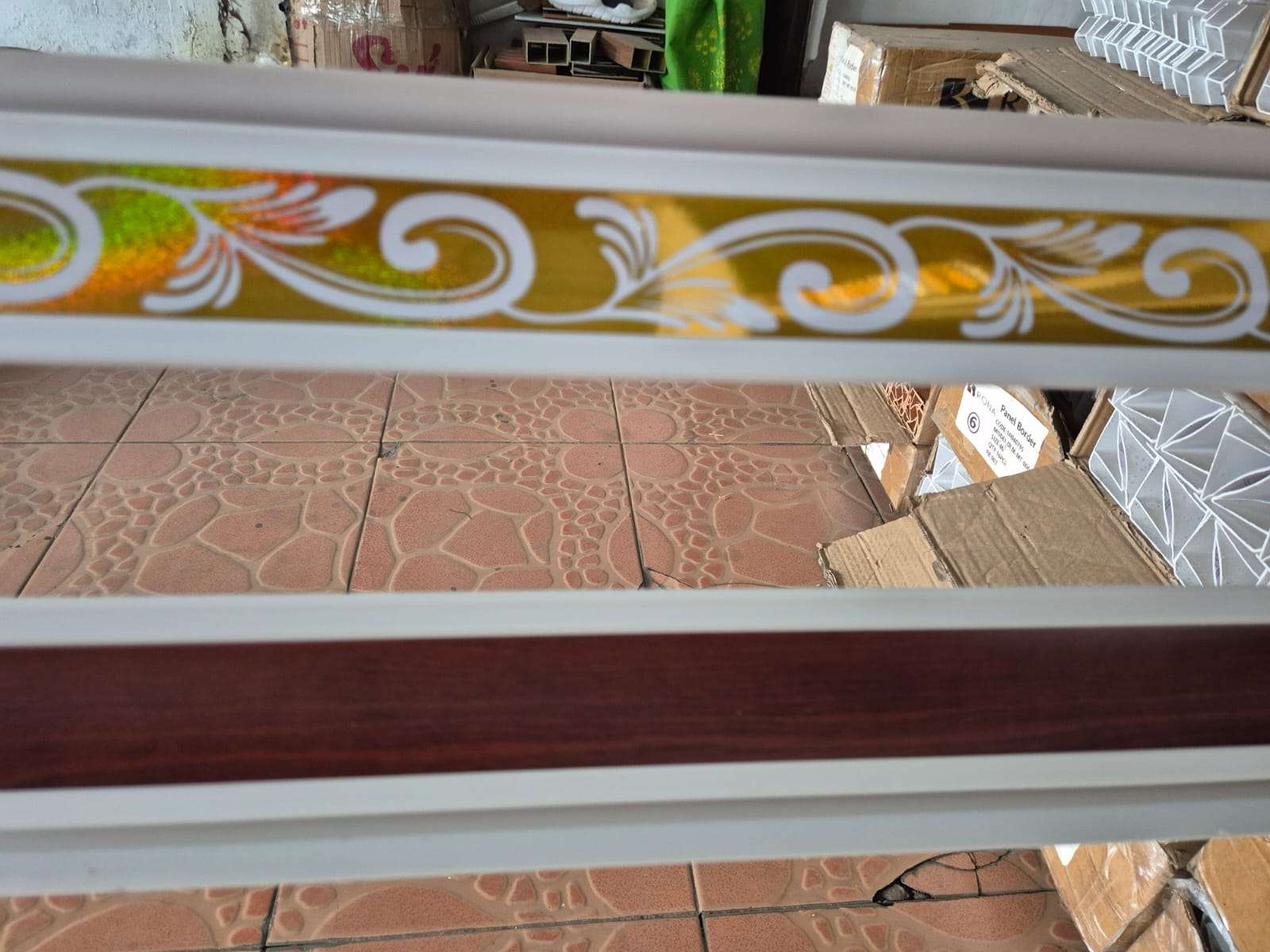 Lis Plafon PVC Putih Motif Ukiran Bunga Klasik Emas