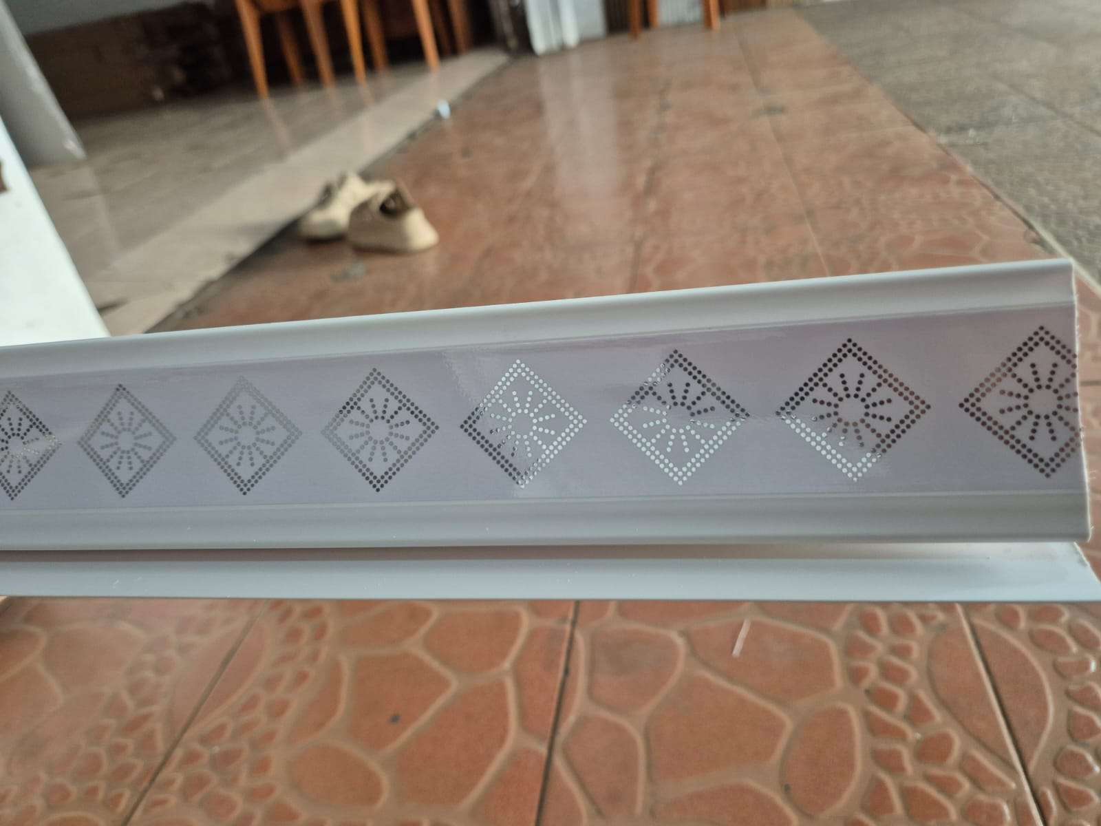 Lis Plafon PVC Putih Motif Wajik Titik-Titik Silver