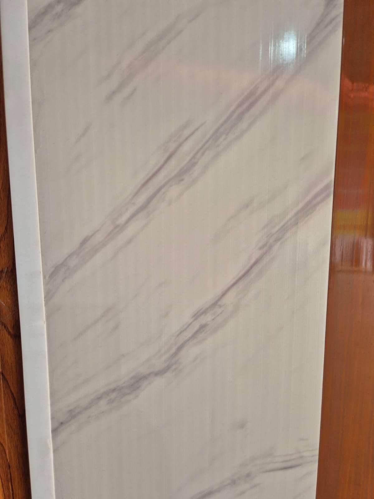 Plafon PVC Motif Marmer Putih Carrara (Urat Abu-Abu)