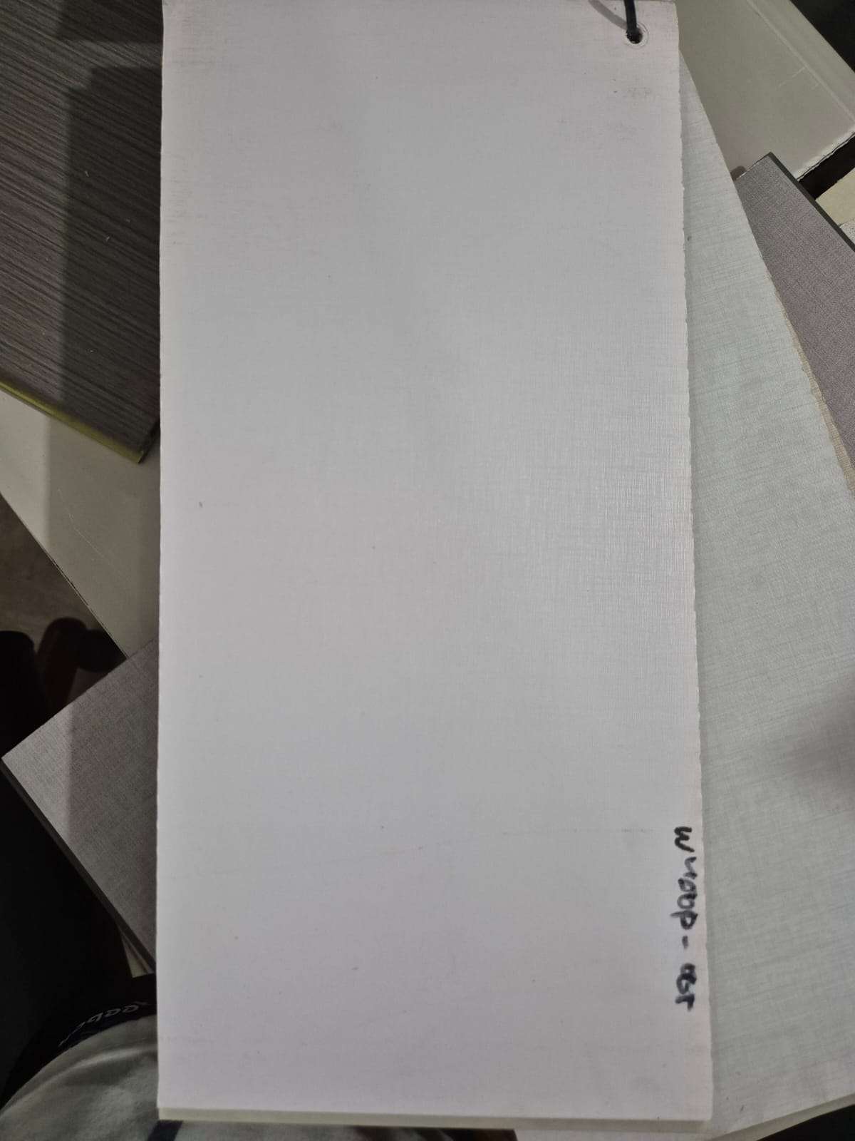 Wallboard Putih Polos Tekstur Halus