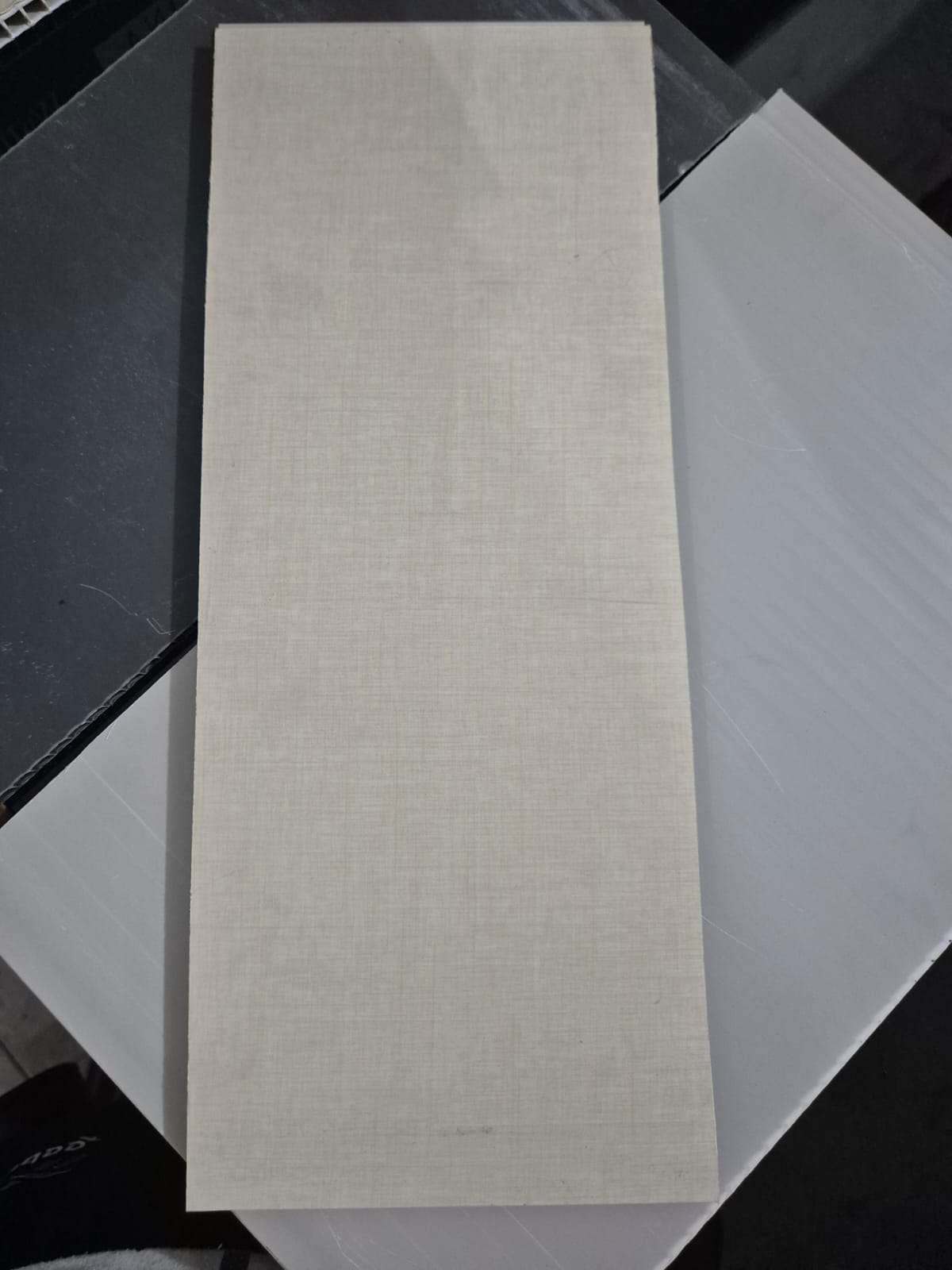 Wallboard Corak Kain Linen Krem Terang