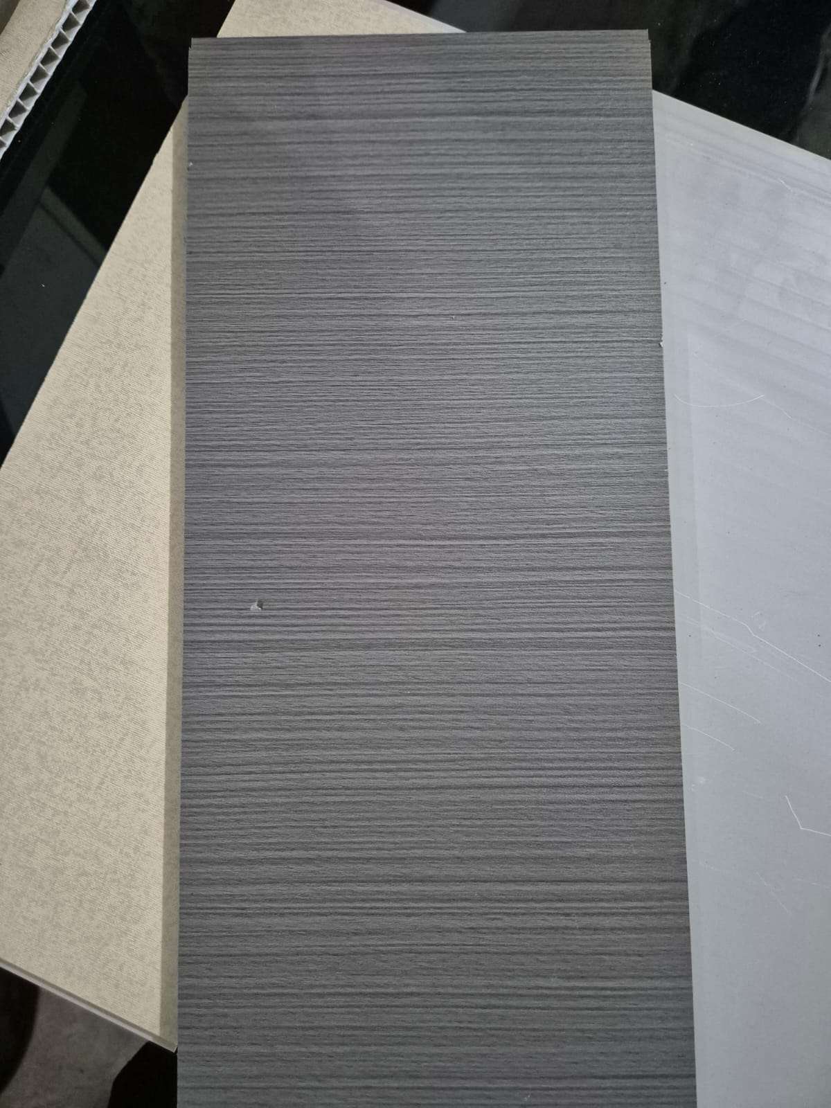 Wallboard Corak Serat Kayu Abu-Abu Gelap