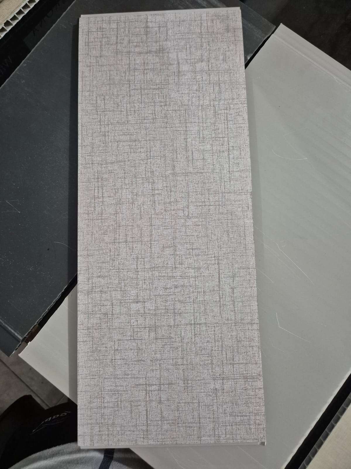 Wallboard Corak Linen Abu-Abu Terang Berpola Klasik